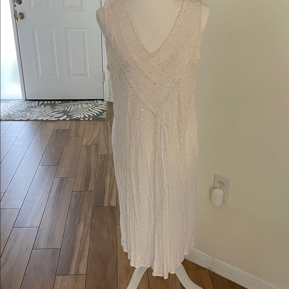 Elegant White Sleeveless Dress